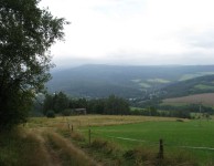 Foto 10: Foceno z kopce nad Mladkovem, ten kopec na druhé straně údolí = tam bych se měl do večera dostat, vzhledem k tomu že v tu chvíli jsem měl v nohách už přes 20 kilometrů tak to nebyla úplně lákavá vyhlídka :)