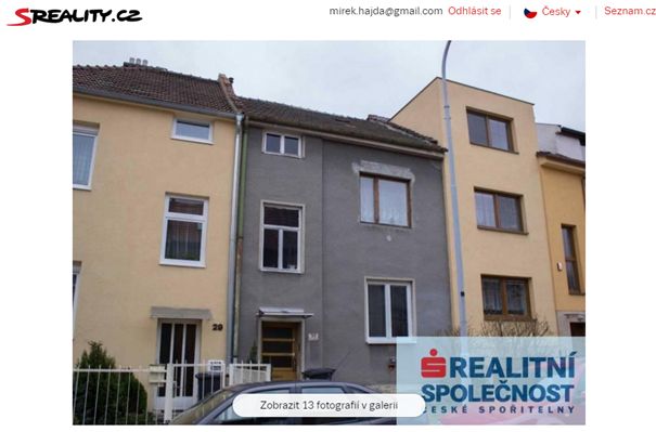 Foto 3: Onen šedý baráček uprostřed asi skrývá nějaký luxusní interiér, na první pohled to tak ale nevypadá …. Asi mají závistivé sousedy, takže to „luxusní“ bydlení raději moc nevystavují …
