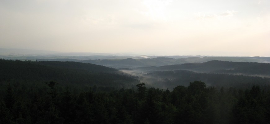 Nahoře na kopci je to pořád stejně krásné, vylezl jsem si na rozhlednu na Anenském vrchu (992 m.) a užíval si krásný rozhled na Česko i Polsko.