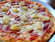 říprava této domácí pizzy je navíc poměrně hodně jednoduchá, myslím, že by to měl zvládnout každý.