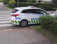 Řidič nesmí zastavit a stát na přechodu pro chodce nebo na přejezdu pro cyklisty a ve vzdálenosti kratší než 5 m před nimi,